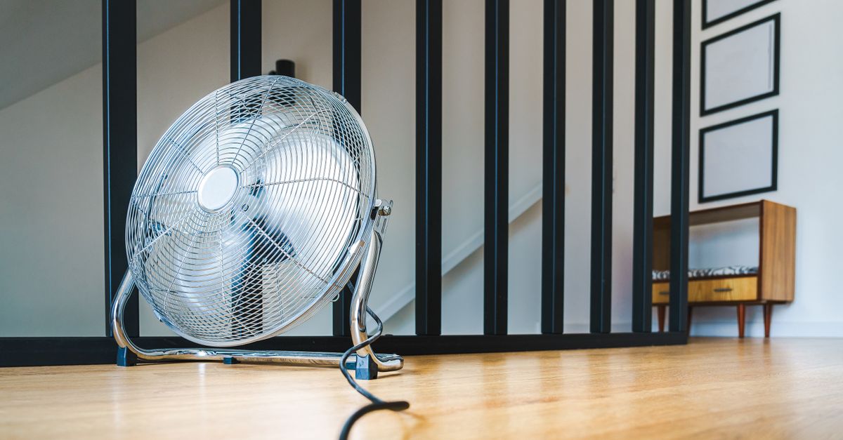 Ventilateur de rafraîchissement posé dans un intérieur lumineux