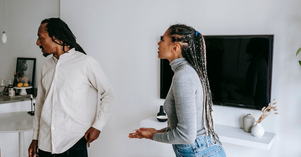 Couple en pleine discussion tendue lors d'un désaccord relationnel
