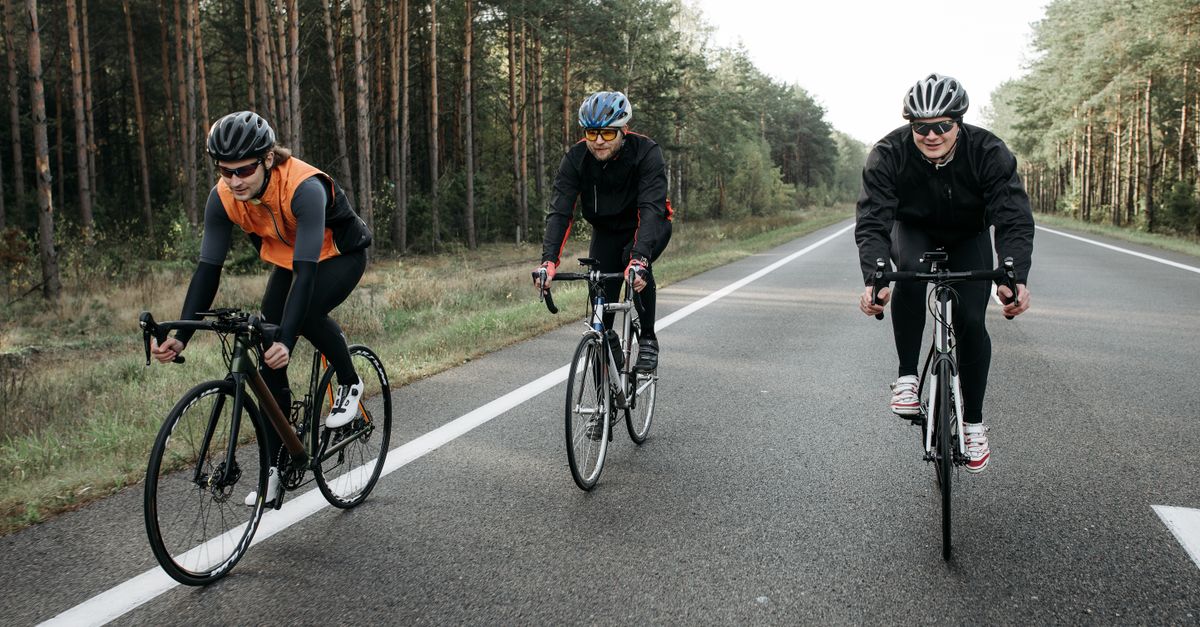 Cycliste roulant sur une route de campagne avec un vélo adapté à la pratique loisir