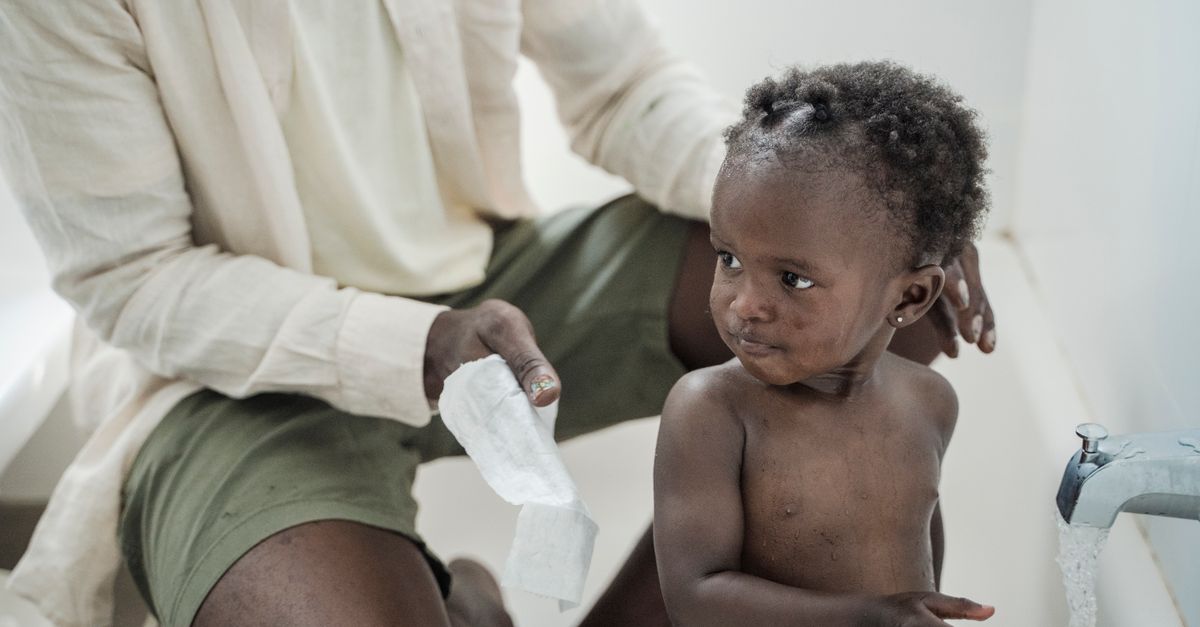 Petit enfant assis sur un pot d'apprentissage dans une salle de bain lumineuse