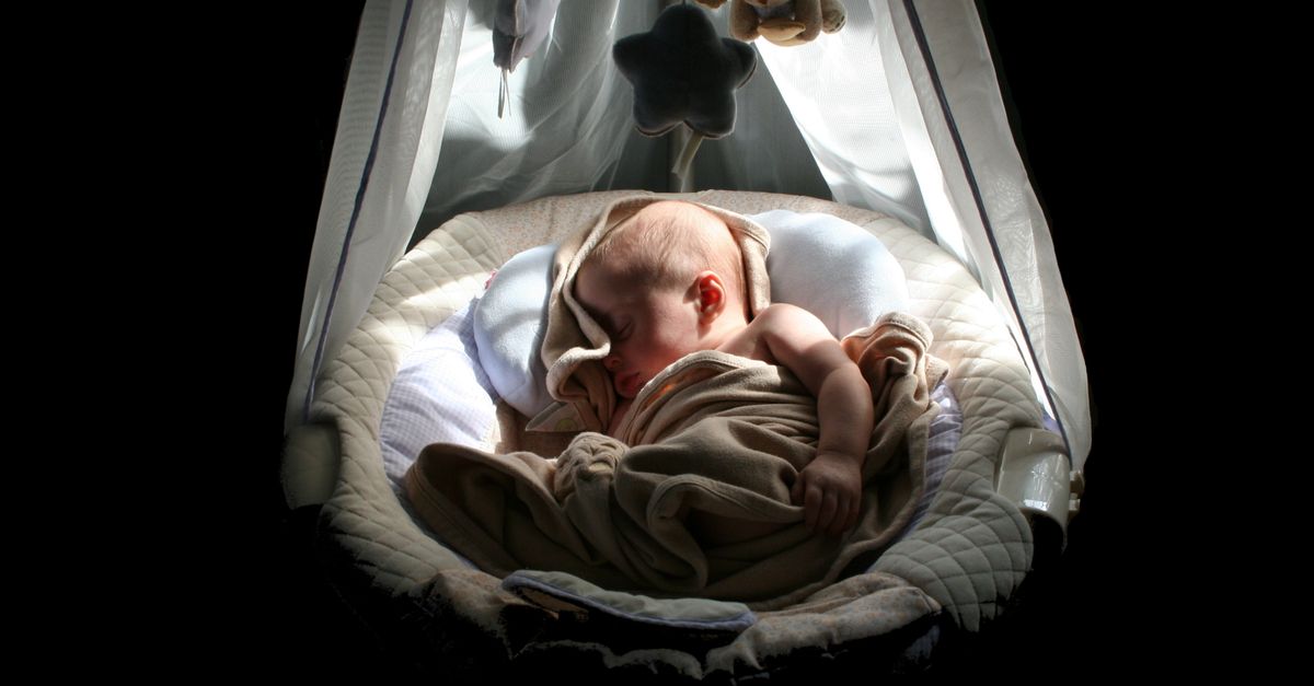 Bébé endormi paisiblement dans son berceau la nuit