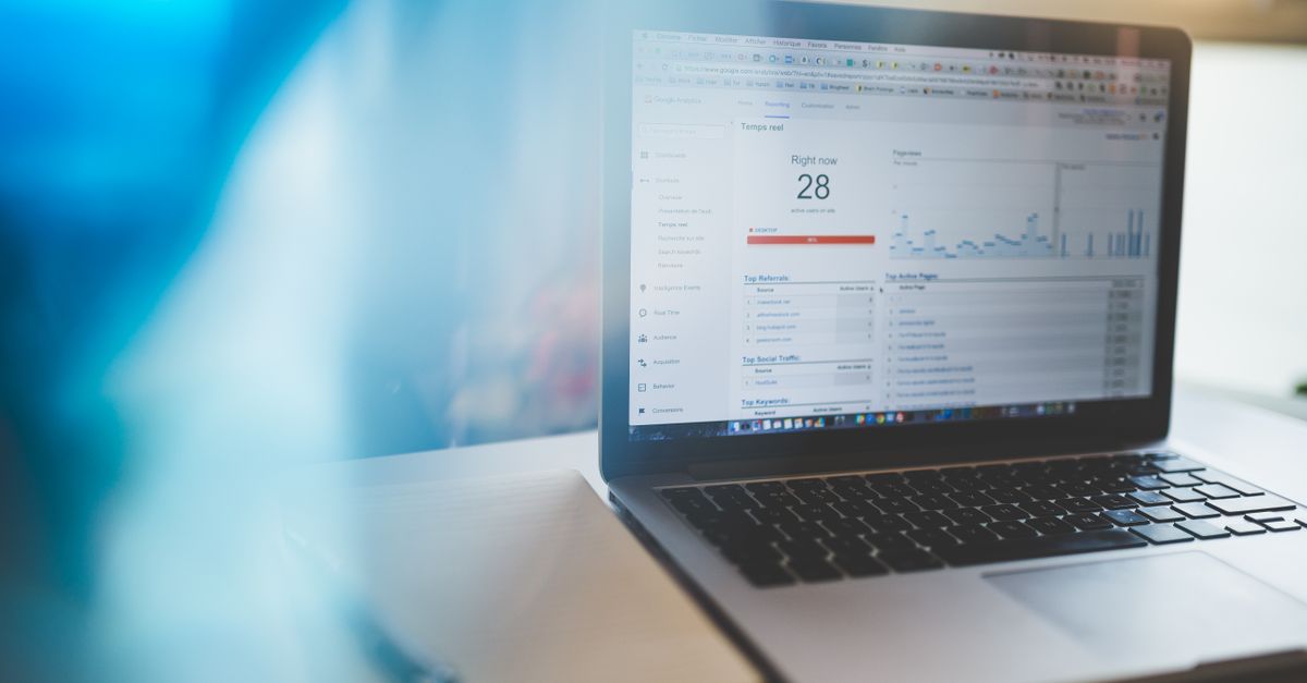 Écran d'ordinateur affichant des statistiques de référencement et d'analyse de trafic web