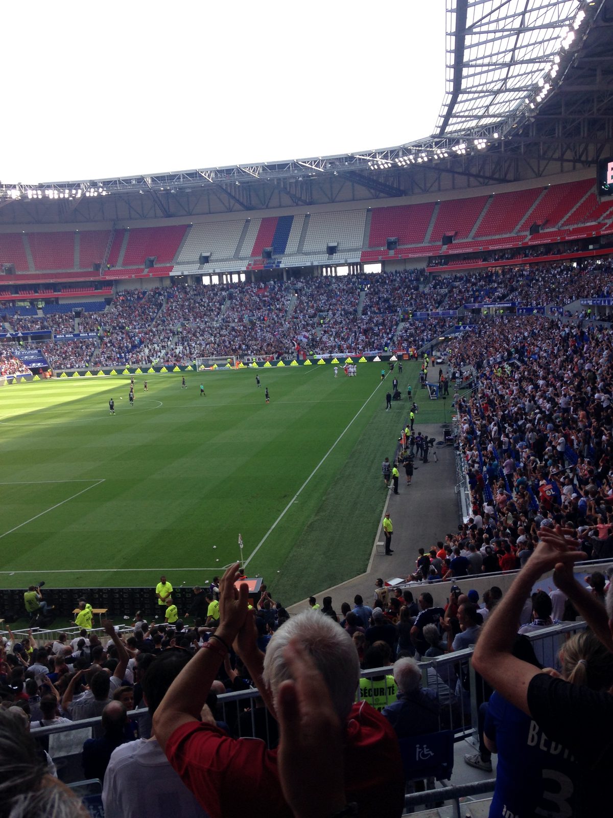 Foule de supporters dans les tribunes du Groupama Stadium pendant un match de l'OL