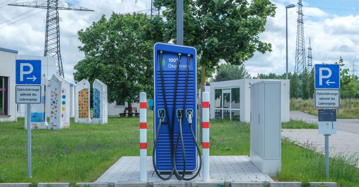 Voiture électrique branchée à une borne de recharge publique