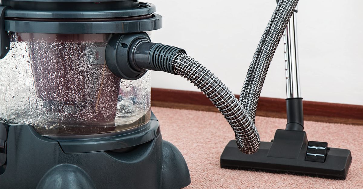 Aspirateur posé sur un parquet dans un salon lumineux