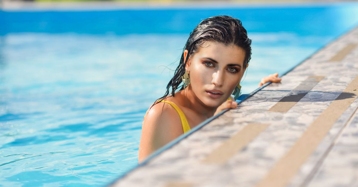 Femme nageant dans une piscine ensoleillée