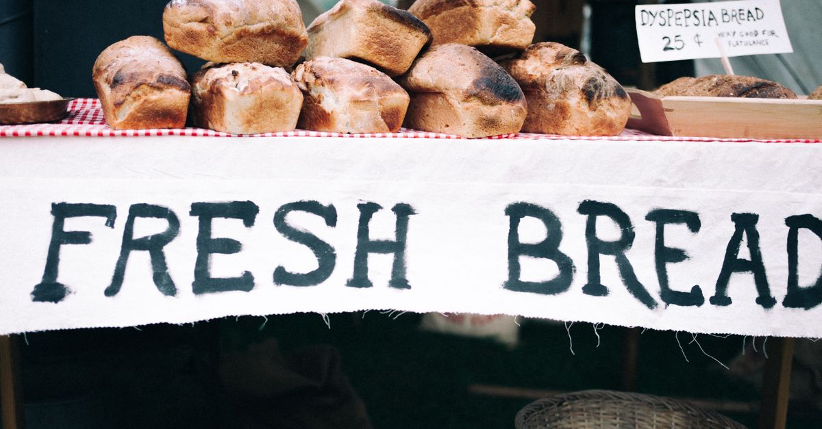 Pain artisanal frais posé sur une planche en bois