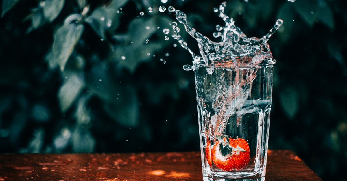 Verre d'eau rempli posé sur une table, symbole d'hydratation quotidienne