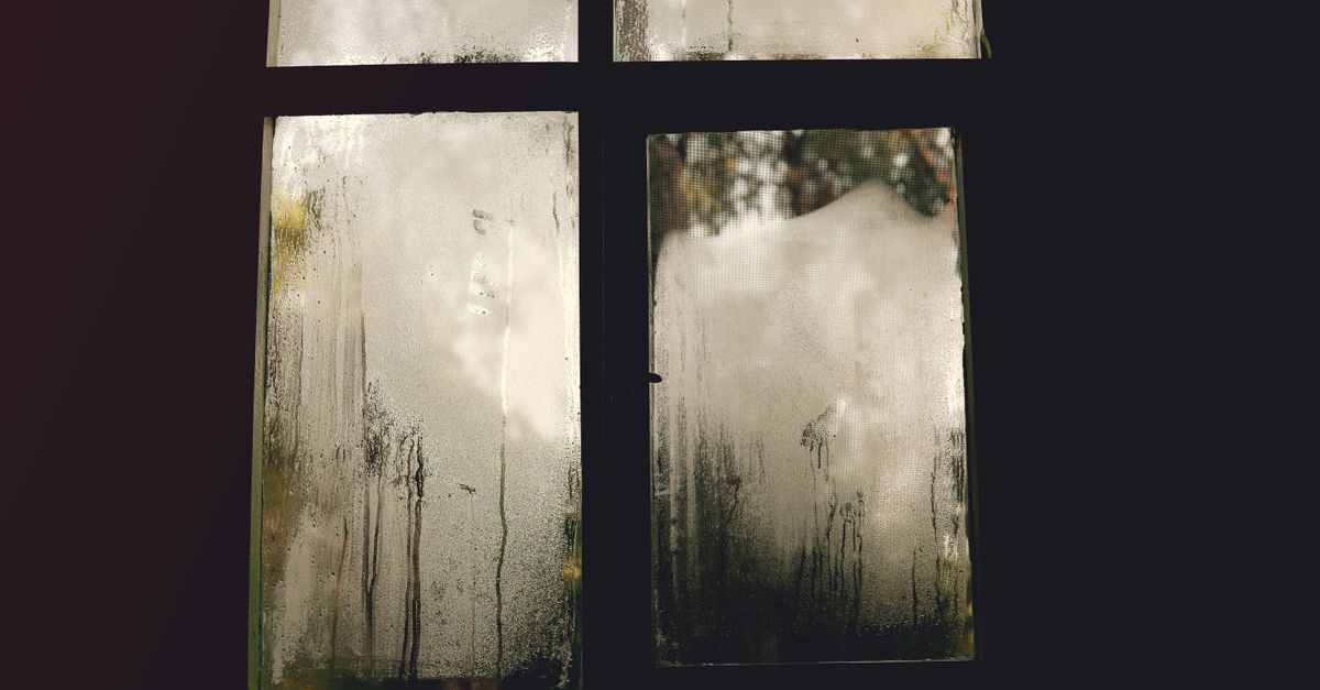 Fenêtre couverte de buée et de condensation dans une pièce humide