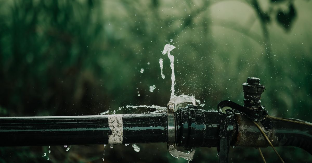 Gros plan sur un robinet qui goutte au-dessus d'un évier