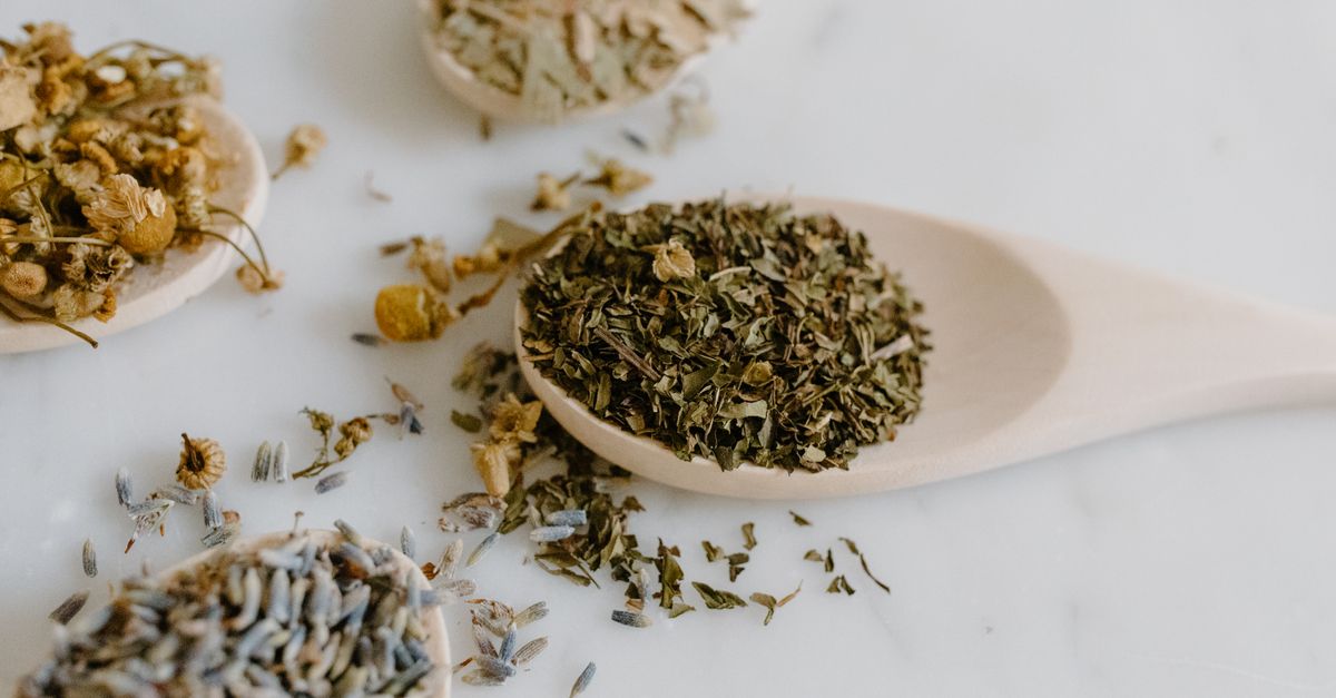 Tasse de tisane chaude au miel et citron pour soulager le mal de gorge