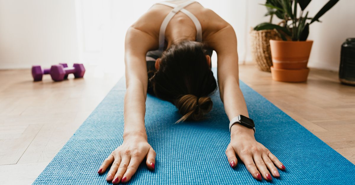 Personne pratiquant une posture de yoga pour débutants en intérieur