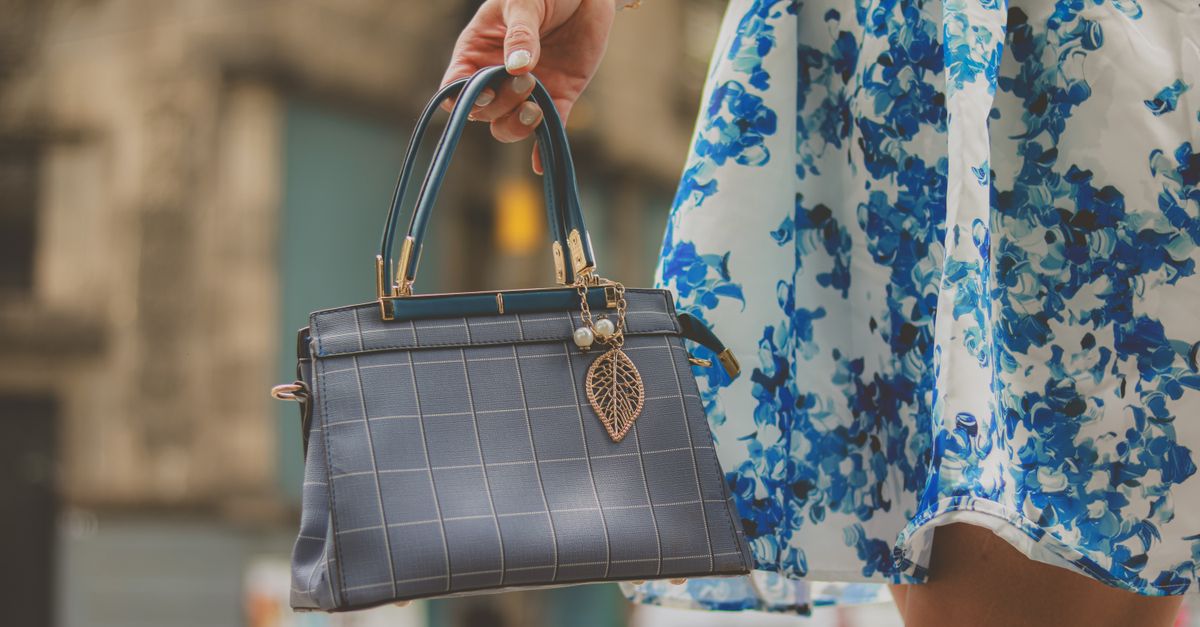 Accessoires de mode disposés avec goût : bijoux, sac, ceinture