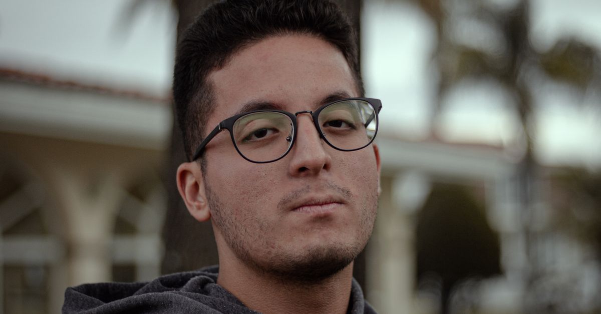 Personne essayant des lunettes de vue devant un miroir