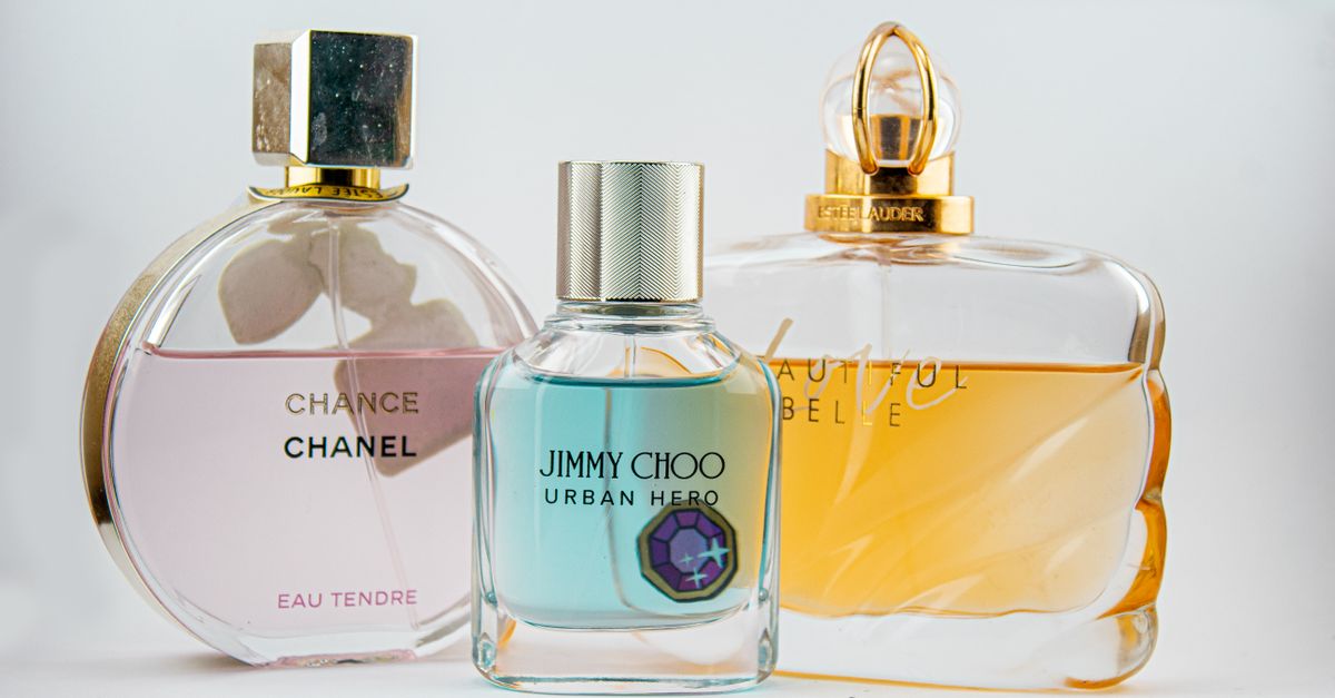 Flacon de parfum tenu par une femme