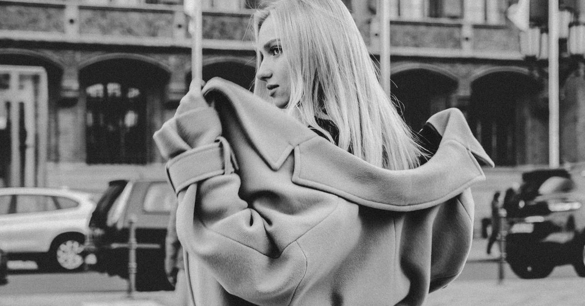 Femme portant un manteau d'hiver élégant dans la rue
