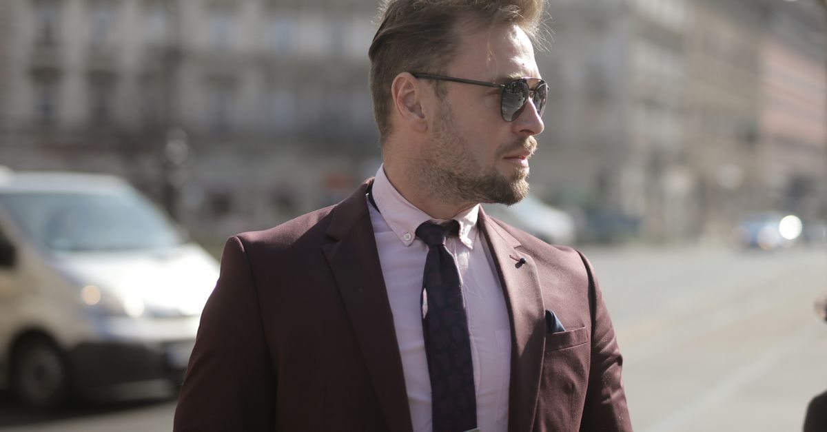 Homme portant un costume sans cravate avec élégance
